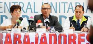 La vicepresidenta del CUT, Liliana Dur&aacute;n; su presidente, Oswaldo Chica, y Edwin Salazar, del CETSMEE, expresaron su posici&oacute;n ante el incremento de salario.