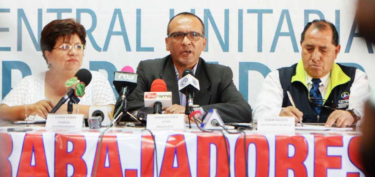 La vicepresidenta del CUT, Liliana Dur&aacute;n; su presidente, Oswaldo Chica, y Edwin Salazar, del CETSMEE, expresaron su posici&oacute;n ante el incremento de salario.