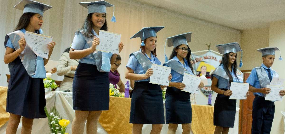 Estudiantes del colegio Camilo Ponce Enr&iacute;quez de Manta se muestran emocionados tras el logro obtenido.