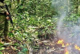 Los militares inhabilitaron un centro ilegal de refinamiento de crudo en la frontera norte (Ecuador-Colombia).