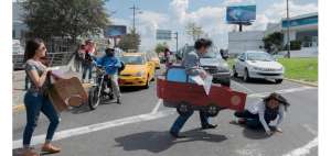 J&oacute;venes universitarios realizan campa&ntilde;a de prevenci&oacute;n de violencia vial.