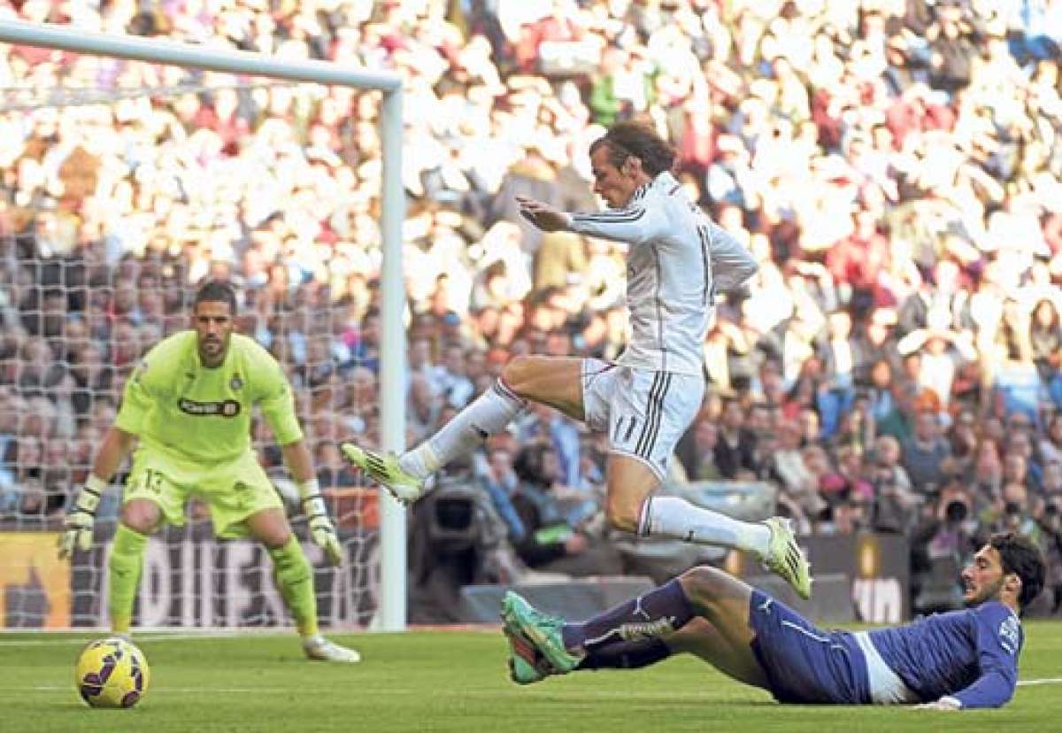 El delantero gal&eacute;s Gareth Bale esquiva la marca de un defensor del Espanyol antes de marcar el segundo gol del partido. Foto: AFP