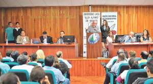 Alrededor de 400 personas, en su mayor&iacute;a estudiantes de periodismo de la Uleam, escucharon las exposiciones acerca de la libertad de expresi&oacute;n. Foto: Rodolfo P&aacute;rraga / El Tel&eacute;grafo