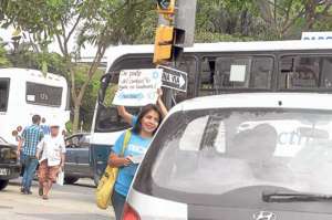 Voluntarios de la organizaci&oacute;n Techo ya iniciaron la colecta en el centro de Guayaquil. La meta es recolectar 200 mil d&oacute;lares a nivel nacional. Foto: Eduardo Escobar | El Tel&eacute;grafo