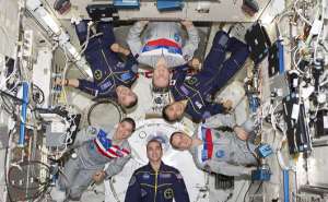 La foto muestra la camarader&iacute;a entre los tripulantes de la  Estaci&oacute;n Espacial Internacional. Foto: EFE