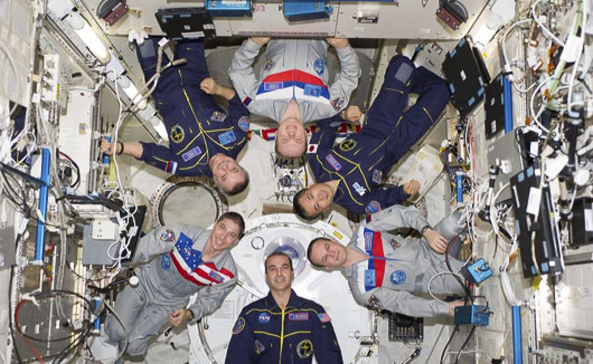 La foto muestra la camarader&iacute;a entre los tripulantes de la  Estaci&oacute;n Espacial Internacional. Foto: EFE