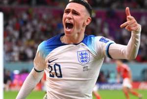 Phil Foden festeja el segundo gol inglés en la victoria sobre Gales. 