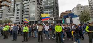 En la avenida de Los Shyris, en el norte de Quito, se reunieron cientos de personas para pedir paz y democracia.