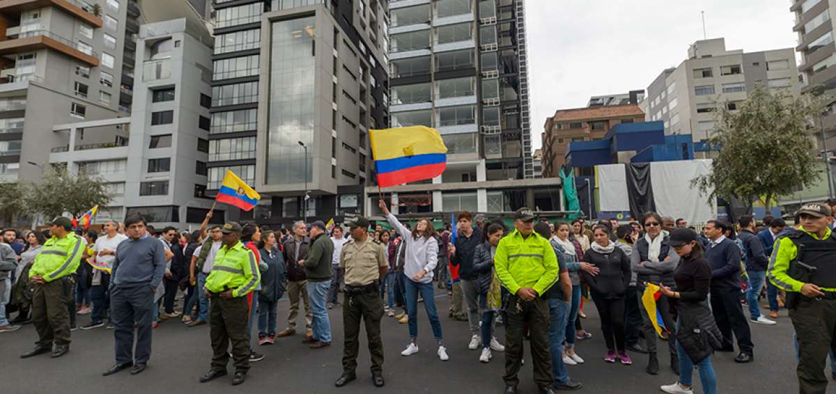En la avenida de Los Shyris, en el norte de Quito, se reunieron cientos de personas para pedir paz y democracia.