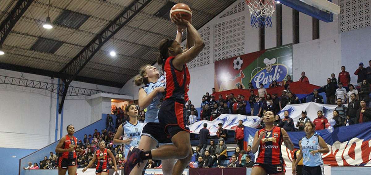 La escolta estadounidense Danielle McCray concreta dos de los 21 puntos que aport&oacute; al Quito.  