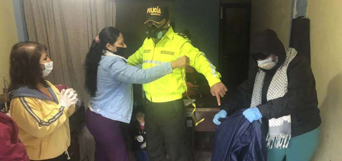  Desde las 07:00 hasta las 16:00 las voluntarias trabajan en la confecci&oacute;n de las prendas para los polic&iacute;as.