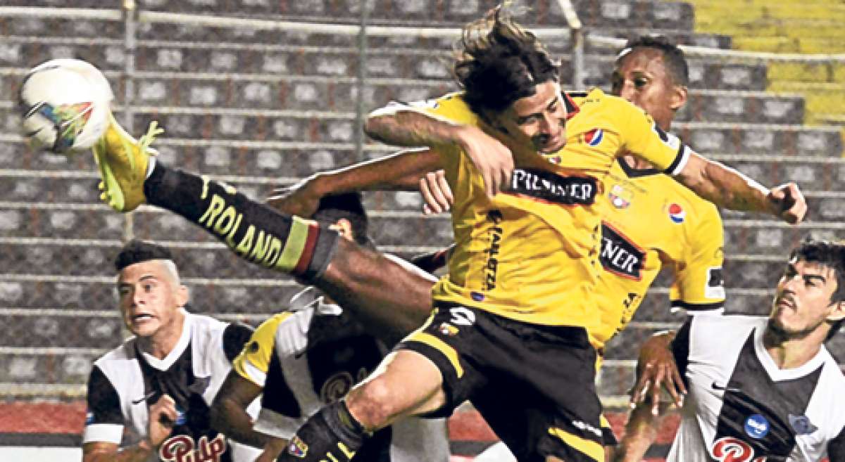 El delantero Ismael Blanco (9) es una las figuras de Barcelona en la actual temporada. Hasta el momento ha marcado tres goles con la divisa &lsquo;canaria&rsquo;. Foto: Eduardo Escobar.