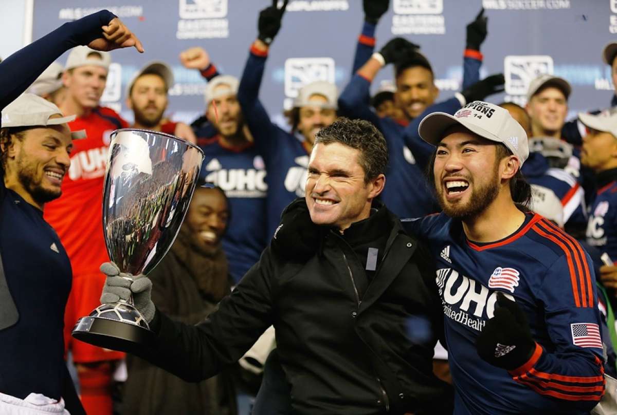 Jay Heaps, entrenador del equipo de New England, sostiene el trofeo de la Conferencia Este de la Major League Soccer (MLS). Foto: Agencia AFP