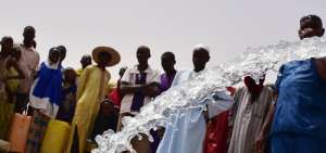 En el campo de refugiados de Kidjendi los desplazadosvan al dep&oacute;sito de agua constru&iacute;do por la ONU. 
