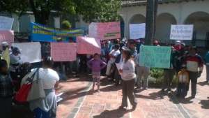 Los comerciantes piden la salida de la comisaria de la Administraci&oacute;n Zonal Eloy Alfaro. Foto: Tomada de la cuenta de Twitter de Sof&iacute;a Montoya