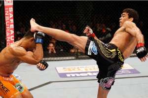 Lyoto Machida (d)  actualmente ocupa el 4&deg; puesto en el ranking de los peleadores de su categor&iacute;a  en UFC.