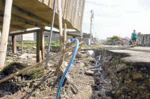 La casa de Mercedes Jaramillo, moradora de Nueva Prosperina (sector vulnerable), qued&oacute; con el medidor del servicio de agua potable destruido tras la tormenta del pasado mi&eacute;rcoles. Foto: Lylibeth Coloma | El Tel&eacute;grafo