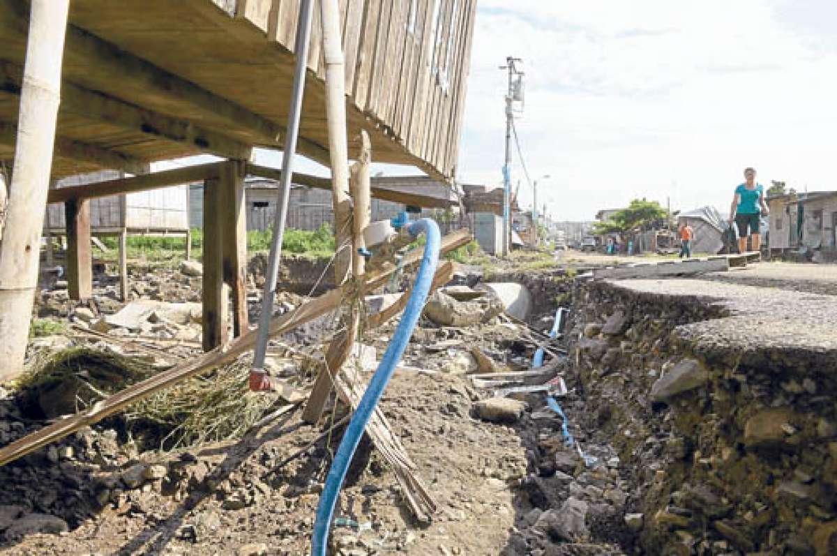 La casa de Mercedes Jaramillo, moradora de Nueva Prosperina (sector vulnerable), qued&oacute; con el medidor del servicio de agua potable destruido tras la tormenta del pasado mi&eacute;rcoles. Foto: Lylibeth Coloma | El Tel&eacute;grafo