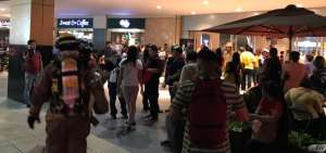 Los usuarios del mall tuvieron que salir miemtras los bomberos ventilaban el lugar.