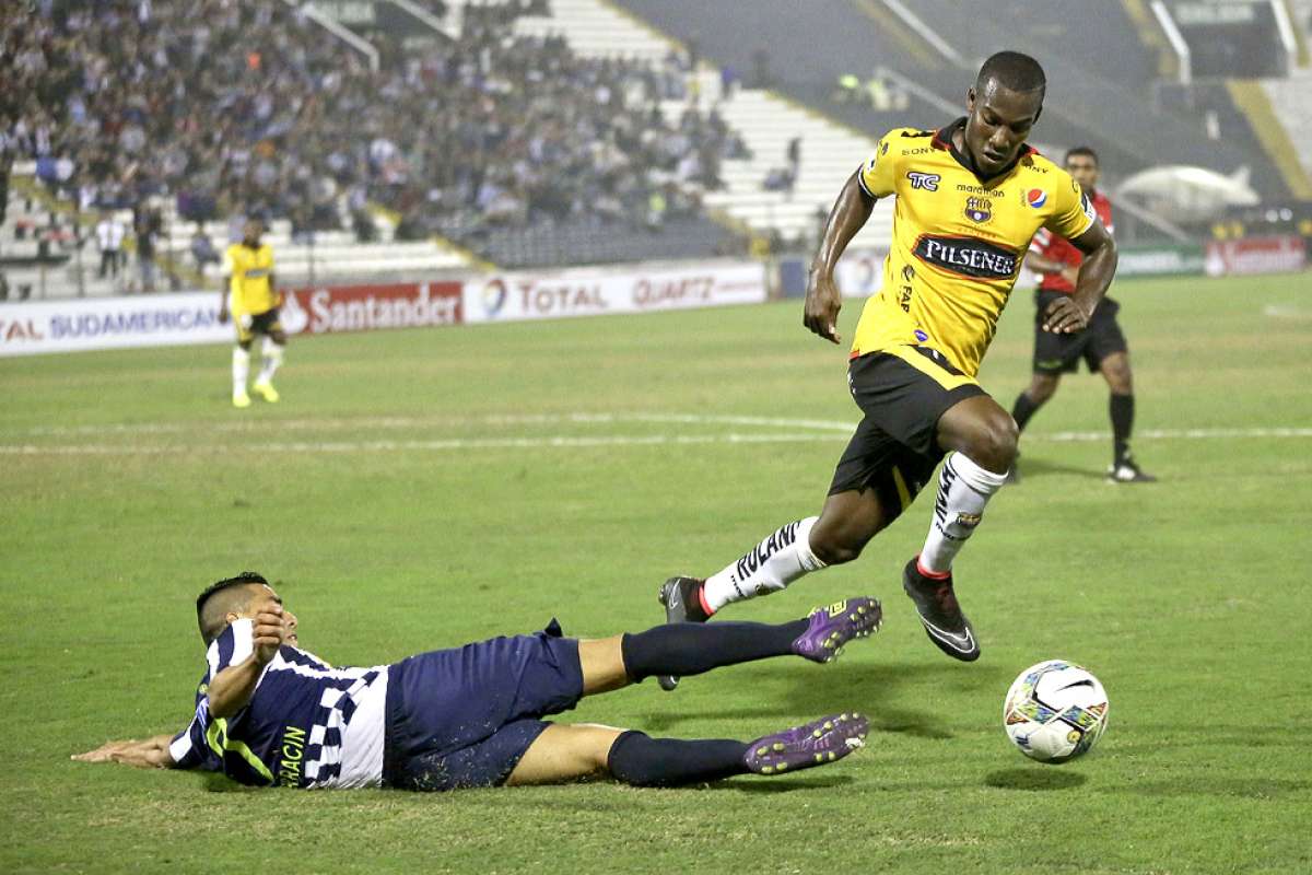 Cristhian Penilla, delantero de Barcelona, disputa la pelota con Paulo Albarrac&iacute;n de Alianza Lima, partido jugado en Lima, Per&uacute;. Foto: AFP.