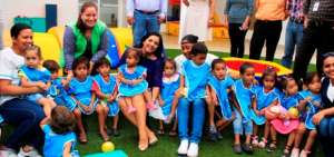Los ni&ntilde;os beneficiarios junto con la ministra Larrea, durante la inauguraci&oacute;n de los centros infantiles.