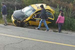 Atenci&oacute;n de emergencia tras el choque entre un bus y un taxi en Guayllabamba.