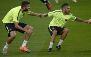 Dani Alves (d.) no ha vestido la camiseta de la selecci&oacute;n de su pa&iacute;s desde que acab&oacute; el Mundial de Brasil 2014. Foto: AFP