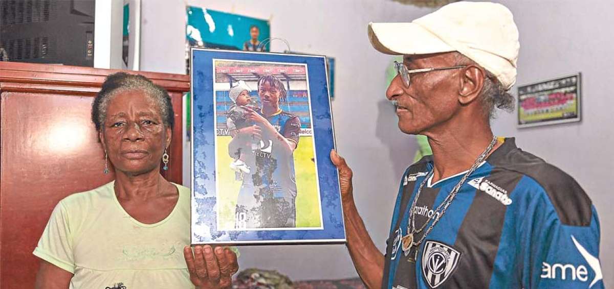 Tomasa Izquierdo y Pedro Orejuela muestran los primeros zapatos del volante y una foto de J&eacute;fferson y Oriana.