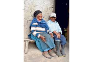 Mar&iacute;a Hortensia, con su hijo Luis Alberto (78 a&ntilde;os), en la puerta de su casa. Ellos son compa&ntilde;eros inseparables. Foto: Cortes&iacute;a de Palabra Mayor.
