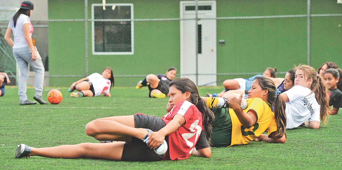 Las integrantes de Universidad San Francisco de Quito durante una de las pr&aacute;cticas para la brega de este a&ntilde;o. Foto: Santiago Aguirre / El Tel&eacute;grafo