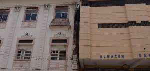 Edificios del centro de la ciudad sufrieron da&ntilde;os por el terremoto del 16 de abril.