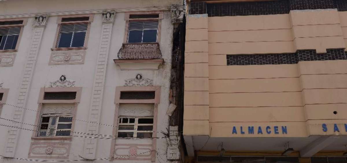 Edificios del centro de la ciudad sufrieron da&ntilde;os por el terremoto del 16 de abril.
