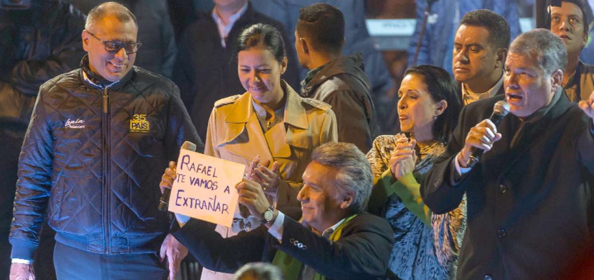 El binomio Moreno-Glas y el presidente en funciones Rafael Correa, celebraron la noche de ayer los resultados en los exteriores de la sede de PAIS, en Quito.