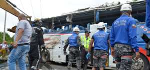 Tras el accidente del pasado 24 de marzo en la v&iacute;a Guayas-Manab&iacute; el autob&uacute;s fue ubicado a un lado de la v&iacute;a para normalizar el tr&aacute;fico vehicular.