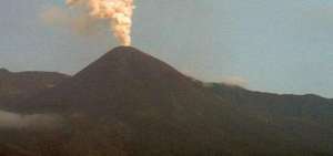 Volc&aacute;n Reventador registra emisiones de vapor y ceniza de m&aacute;s de 1.000 metros
