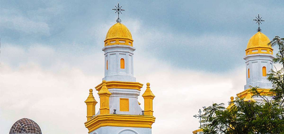 C&uacute;pulas, tejados y torres adornan el centro de Quito