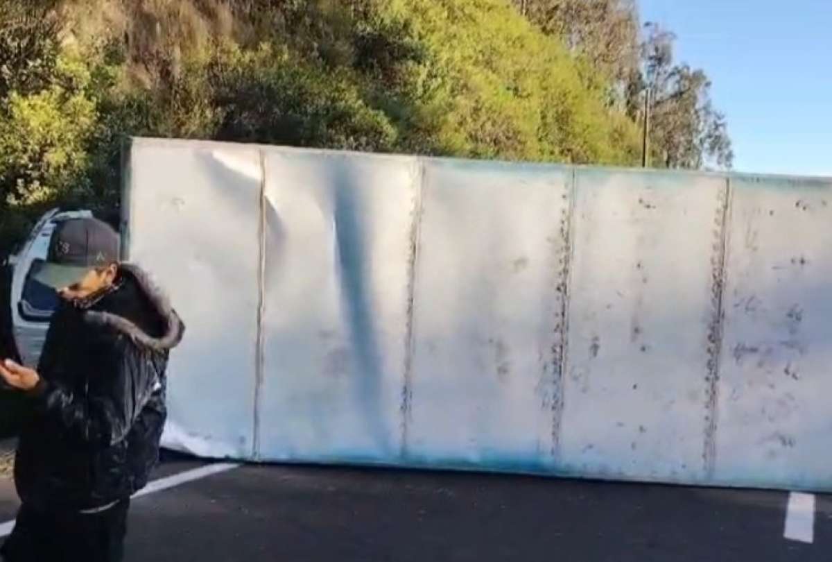 La mañana de este lunes se reporta el cierre de un carril en la av. Simón Bolícar, sector El Belén.