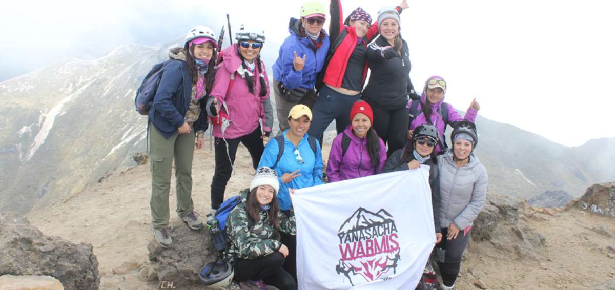 Las integrantes del club Yanasacha Warmis que llegaron a la cima del Ruco Pichincha, en su segunda monta&ntilde;a.