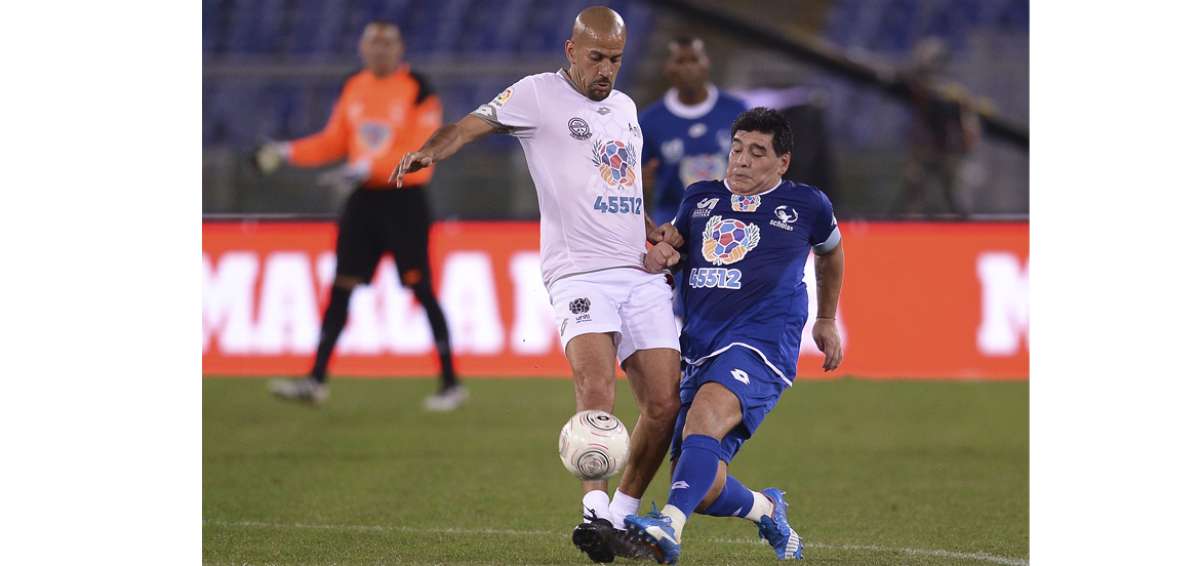 Maradona y Ver&oacute;n discuten en partido por La Paz