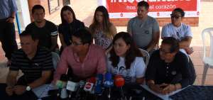 Familiares de los periodistas del Diario el Comercio participaron en una rueda de prensa este 23 de junio.
