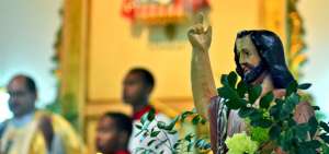 La Iglesia cat&oacute;lica no est&aacute; de acuerdo con que existan altares en el interior de las viviendas, pero todo es parte de una tradici&oacute;n de la cultura afroecuatoriana. Para los miembros afro cada santo tiene su personalidad y su car&aacute;cter.