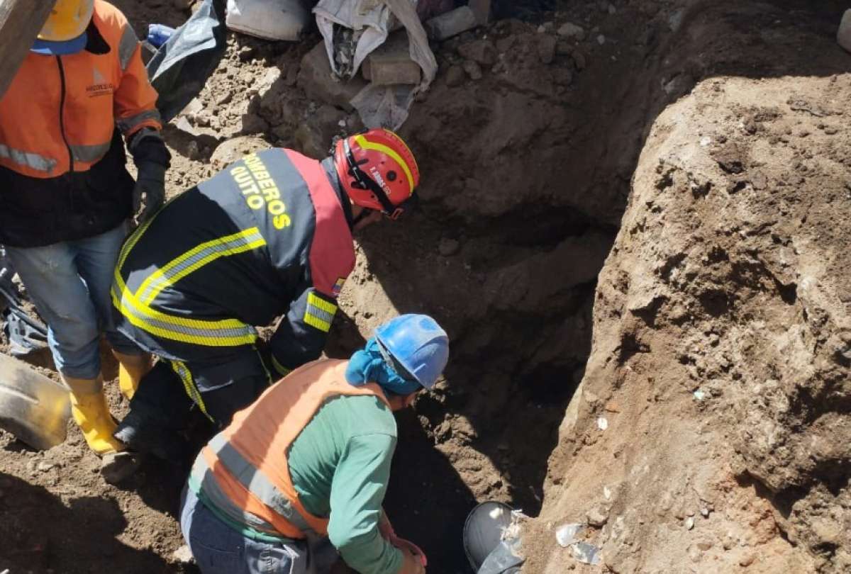 Bomberos rescataron a cuatro personas tras colapso de muro en El Tejar 