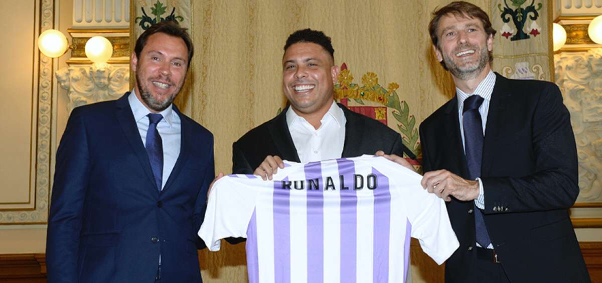 El exjugador de f&uacute;tbol, Ronaldo Nazario (c); el alcalde de Valladolid, &Oacute;scar Puente (i), y el presidente del Real Valladolid, Carlos Su&aacute;rez (d), ayer durante la presentaci&oacute;n del nuevo accionista mayoritario.   