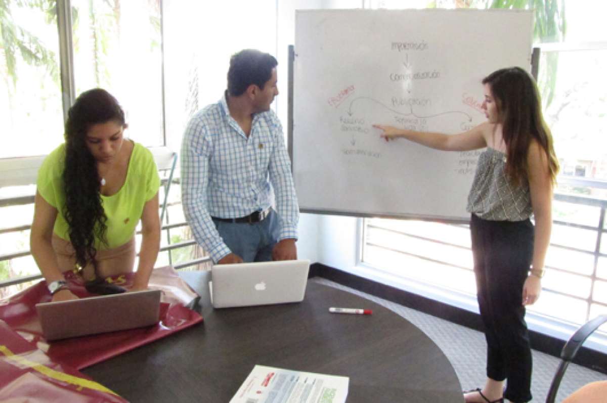 El equipo de la UEES desarroll&oacute; el proyecto para reciclar las lonas publicitarias en 2 meses. Foto: Cortes&iacute;a UEES