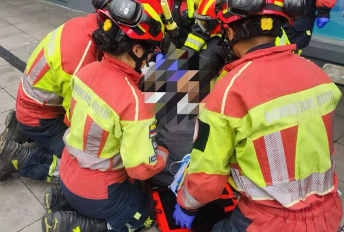 , un hombre cay&oacute; desde el sexto piso de un edificio ubicado en la Av. Eloy Alfaro e Inglaterra.