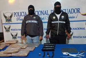 La Policía decomisó droga, municiones y explosivos en el vehóculo robado en El Oro.