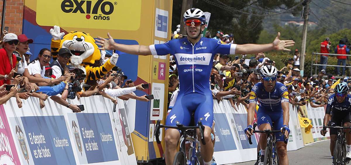 El colombiano &Aacute;lvaro Hodeg, de 22 a&ntilde;os, levanta los brazos en se&ntilde;al de victoria al cruzar primero la meta de la segunda etapa de la competencia.