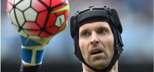 El arquero checo Petr Cech anuncia su retirada internacional