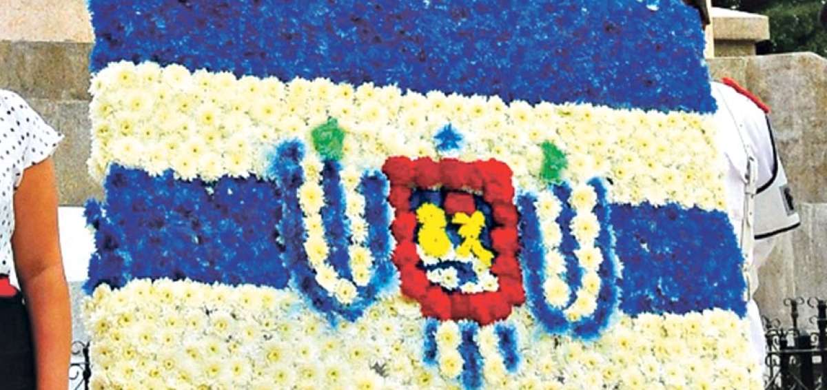 Ofrenda floral en tributo a pr&oacute;ceres