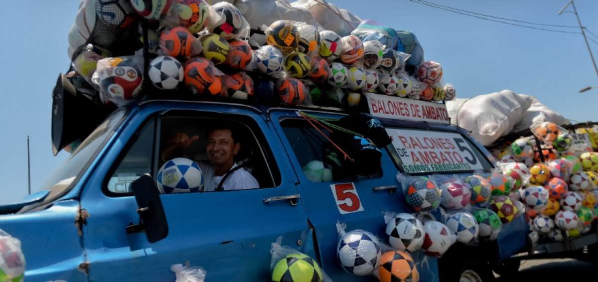 &Oacute;scar Valle exhibe 1.200 balones en v&iacute;as del Ecuador
